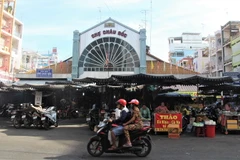 Chợ Châu Đốc, tỉnh An Giang trước giờ giãn cách xã hội theo Chỉ thị 15. (Ảnh: Thanh Sang/TTXVN)