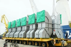 Vận chuyển ông dẫn khí đến hệ thống gia nhiệt đối lưu lên tàu để xuất khẩu sang Thái Lan. (Ảnh: Sỹ Thắng/TTXVN)