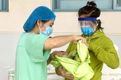 Bệnh nhân nhiễm COVID-19 được nhân viên điều dưỡng Bệnh viện Trung ương Huế hướng dẫn chăm sóc tận tình. (Ảnh: Mai Trang/TTXVN)