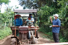 Ông Y Tôn Niê (trái), buôn Gram A2, xã Cư Bao, thị xã Buôn Hồ chốt chặn trên tuyến đường liên buôn để thực hiện mô hình “thôn giữ lấy thôn, buôn giữ lấy buôn.” (Ảnh: Tuấn Anh/TTXVN)
