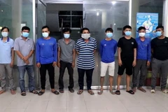 Các đối tượng trong dường dây bị bắt giữ. (Ảnh: Công Thử/TTXVN)