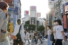 Người dân đeo khẩu trang phòng lây nhiễm COVID-19 tại Tokyo, Nhật Bản, ngày 27/7. (Ảnh: Kyodo/TTXVN)