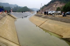 Thông dòng chảy sau sự cố vỡ kênh Bắc sông Chu-Nam sông Mã đoạn chảy qua huyện miền núi Ngọc Lặc, tỉnh Thanh Hóa. (Ảnh: Nguyễn Nam/TTXVN)