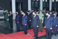 Đoàn các vị lãnh đạo Đảng, Nhà nước do Chủ tịch nước Nguyễn Xuân Phúc dẫn đầu viếng Đại tướng Phùng Quang Thanh. (Ảnh: Trọng Đức/TTXVN)