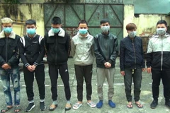 Các đối tượng lừa đảo bị công an bắt giữ. (Ảnh: TTXVN phát)