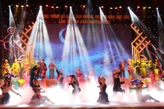 Tiết mục biểu diễn nghệ thuật của Nhà hát ca múa nhạc dân gian Việt Bắc tại Lễ khai mạc chương trình. (Ảnh: Hoàng Nguyên/TTXVN)