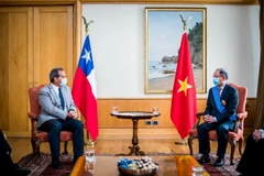 Ngoại trưởng Chile Andres Allamand trao đổi với Đại sứ Nguyễn Ngọc Sơn tại Lễ kỷ niệm. (Ảnh: TTXVN phát)