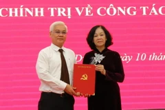 Trưởng Ban Tổ chức Trung ương Trương Thị Mai trao Quyết định của Bộ Chính trị điều động, chỉ định ông Nguyễn Văn Lợi giữ chức Bí thư Tỉnh ủy Bình Dương nhiệm kỳ 2020-2025. (Ảnh: Dương Chí Tưởng/TTXVN)