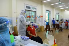 Hình ảnh Hà Nội lấy mẫu xét nghiệm sàng lọc COVID-19 diện rộng đợt 2 