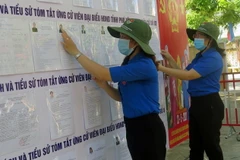 Các bạn Đoàn viên thanh niên phường 4, thành phố Tuy Hòa tình nguyện tham gia trang trí điểm bỏ phiếu bầu cử. (Ảnh: Xuân Triệu/TTXVN)