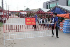 Phong tỏa Công ty Housr Wares để lấy mẫu xét nghiệm tất cả công nhân. (Ảnh: Văn Hướng/TTXVN)