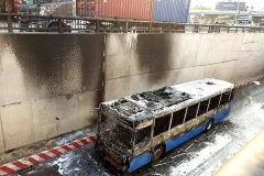 [Photo] Xe buýt bốc cháy dữ dội tại hầm chui An Sương của TPHCM