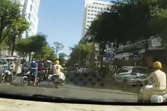 Hình ảnh hai Đại úy Cảnh sát giao thông dẫn đường đưa sản phụ đến bệnh viện. (Nguồn: nhandan)