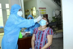 Test nhanh COVID-19 cho người dân ở thị xã Hoài Nhơn, tỉnh Bình Định. (Ảnh: Nguyên Linh/TTXVN)