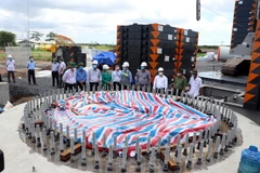 Lãnh đạo Tỉnh ủy, UBND tỉnh Sóc Trăng kiểm tra tiến độ các công trình điện gió. (Ảnh: Trung Hiếu/TTXVN)