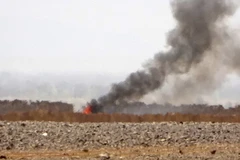 Khói bốc lên trong xung đột giữa lực lượng trung thành với Chính phủ Yemen và phiến quân Houthi tại khu vực al-Jadaan, tỉnh Marib ngày 11/2 vừa qua. (Ảnh: AFP/TTXVN)