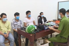 Nhóm đối tượng được áp giải về trụ sở Công an để xử lý. (Nguồn: laodong)