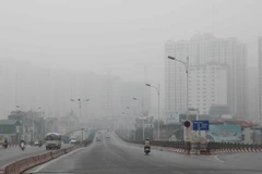Hiện tượng sương mù đến buổi trưa tại Hà Nội vẫn chưa chấm dứt. (Ảnh: Thanh Tùng/TTXVN)