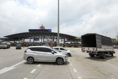 Lực lượng chức năng hướng dẫn các phương tiện quay đầu xe. (Ảnh: Minh Quyết/TTXVN)