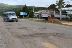 Tuyến Quốc lộ 19 đoạn qua huyện Đắk Pơ (Gia Lai) bị xuống cấp, nhiều "ổ gà" tiềm ẩn nguy cơ tai nạn giao thông. (Ảnh: Hồng Điệp/TTXVN)