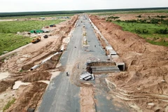 Tuyến đường chính trong Khu tái định cư Lộc An-Bình Sơn đang được hoàn thiện. (Ảnh: Công Phong/TTXVN)