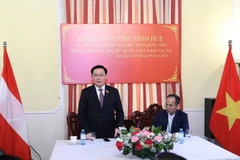 Chủ tịch Quốc hội gặp gỡ với đại diện Cộng đồng người Việt Nam