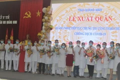 Đoàn 25 y, bác sỹ thể hiện quyết tâm trước khi lên đường vào Thành phố Hồ Chí Minh. (Ảnh: Thanh Vân/TTXVN)