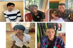 Các đối tượng sử dụng súng, lựu đạn bắt giữ người trái phép. (Nguồn: Công an cung cấp/thanhtra.com.vn)