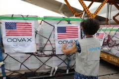 Máy bay chở hơn 1,5 triệu liều vaccine Moderna phòng COVID-19 đáp xuống Sân bay Quốc tế Nội Bài. (Ảnh: TTXVN phát)