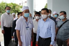 Giáo sư-Tiễn sỹ Trần Văn Thuấn, Phó trưởng Ban Chỉ đạo Quốc Gia phòng, chống dịch COVID-19, Thứ trưởng Bộ Y tế, Trưởng đoàn công tác của Bộ Y tế kiểm tra công tác cách ly, giám sát y tế, phòng chống và tiêm vaccine COVID-19. (Ảnh: Nhật Bình/TTXVN)