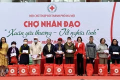 Tặng quà cho các gia đình khó khăn. (Nguồn: tuoitrethudo)