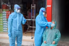 Nhân viên y tế lấy mẫu xét nghiệm virus SARS-CoV-2. (Ảnh: Lê Huy Hải/TTXVN)