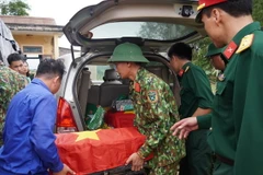 Chuyển hài cốt liệt sỹ đến nơi bảo quản trang nghiêm. (Ảnh: Nguyên Lý/TTXVN)
