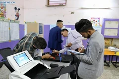 Nhân viên bỏ phiếu tắt các thiết bị phân loại và kiểm phiếu điện tử tại một điểm bỏ phiếu ở Baghdad, Iraq, ngày 12/5/2018. (Nguồn: Xinhua)