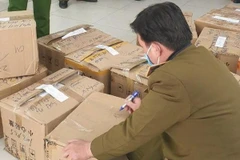 Lực lượng chức năng niêm phòng số đồng hồ thu giữ. (Nguồn: baohanoimoi.com.vn)