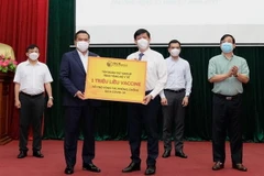 Đại diện Tập đoàn T&T Group trao tặng 1 triệu liều vaccine hỗ trợ công tác phòng, chống COVID-19. (Ảnh: TTXVN phát)