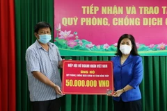 Ủy ban Mặt trận Tổ quốc Việt Nam tỉnh Đồng Tháp tiếp nhận ủng hộ từ các tổ chức, đơn vị với tổng số tiền gần 200 triệu đồng trong chiều 9/8. (Ảnh: Chương Đài/TTXVN)