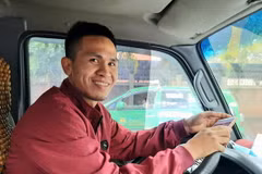 Anh Nguyễn Ngọc Mạnh, 31 tuổi, tài xế xe tải quê Đông Anh, Hà Nội, kịp trèo lên mái che sảnh tầng 1 hứng đỡ bé gái 3 tuổi rơi từ tầng 12A tòa nhà 60B Nguyễn Huy Tưởng. (Ảnh: Doãn Tấn/TTXVN)