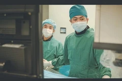 Bác sỹ Huỳnh Hữu Danh, Khoa Ngoại Thần kinh, Bệnh viện Nhi đồng Thành phố đang xử trí túi phình mạch não tránh nguy cơ vỡ, xuất huyết và đột quỵ lần nữa cho bé. (Nguồn: congan.com.vn)