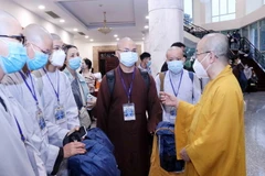 Thượng tọa Thích Nhật Từ, Phó Viện trưởng Thường trực Học viện Phật học Việt Nam tại TP.HCM dặn dò các tình nguyện viên Phật giáo trước lúc lên đường tham gia hỗ trợ tại 3 bệnh viện dã chiến, bệnh viện hồi sức COVID-19 tại thành phố Thủ Đức. (Ảnh: Xuân Kh