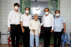 Phó Thủ tướng Thường trực Chính phủ Trương Hòa Bình thăm thương binh Nguyễn Thọ Chân, nguyên Bộ trưởng Bộ Lao động Việt Nam. (Ảnh: TTXVN)