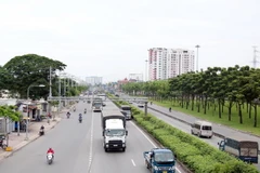 Quốc lộ 1 là một trong những tuyến đường lưu thông chính kết nối Thành phố Hồ Chí Minh với các tỉnh lân cận, luôn có lượng phương tiện tham gia giao thông khá đông. (Ảnh: Tiến Lực/TTXVN)