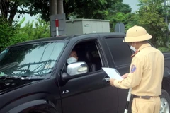 Công an Thanh Hóa kiểm soát chặt chẽ người và phương tiện qua lại nhằm phòng, chống dịch COVID-19 lây lan. (Ảnh: Nguyễn Nam/TTXVN)