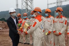 Tổng Giám đốc EVNNPT Phạm Lê Phú kiểm tra tiến độ thi công và tặng quà, khẩu trang y tế cho các đơn vị thi công trạm biến áp 220kV. (Ảnh: Ngọc Hà/TTXVN)