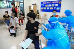 Tất cả công dân Thủ đô từ 18 tuổi trở lên đều sẽ được lấy mẫu xét nghiệm và tiêm chủng trong đợt này. (Ảnh: Thành Đạt/TTXVN)