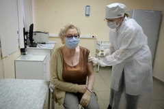 Tiêm vaccine ngừa COVID-19 cho người dân tại Moskva, Nga. (Ảnh: AFP/TTXVN)