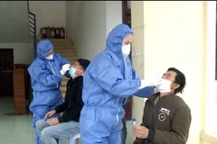 Lấy mẫu bệnh phẩm xét nghiệm với các trường hợp nhập cảnh trái phép về nước. (Ảnh: Võ Dung/TTXVN)