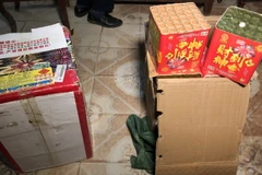 Hai thùng pháo bị lực lượng chức năng thu giữ. (Ảnh: TTXVN phát)