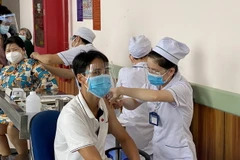 Tiêm vaccine đợt 5, mũi 2 cho cán bộ, viên chức các sở, ban, ngành tỉnh An Giang. (Ảnh: Thanh Sang/TTXVN)