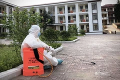 Nghỉ ngơi sau khi phun khử trùng trong khu cách ly tập trung. (Ảnh: Tuấn Anh-Hoàng Long/TTXVN phát)